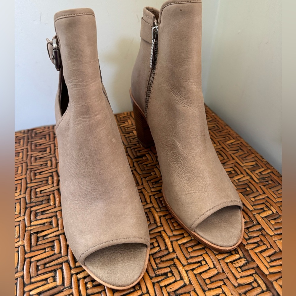 Donald J Pliner Boots in EUC 8.5M
Peep Toe Heels Taupe Leather Buckle
"Kara"